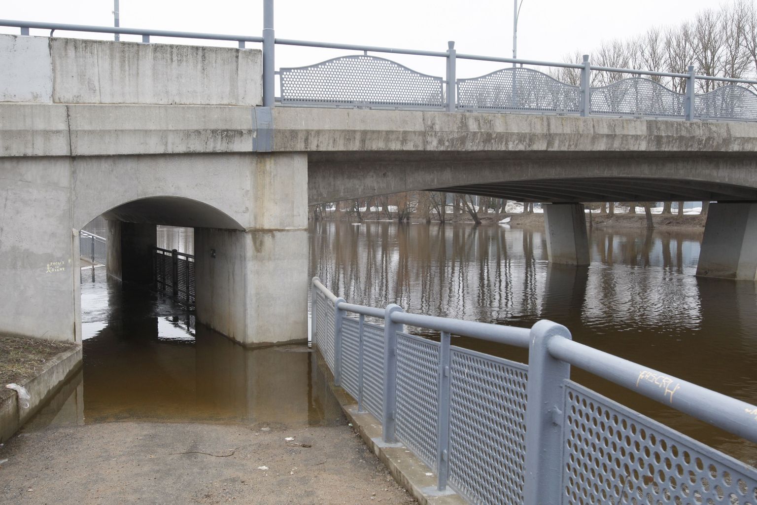 Kevadine suurvesi Kroonuaia silla all kõnniteel täna, 6. aprillil.