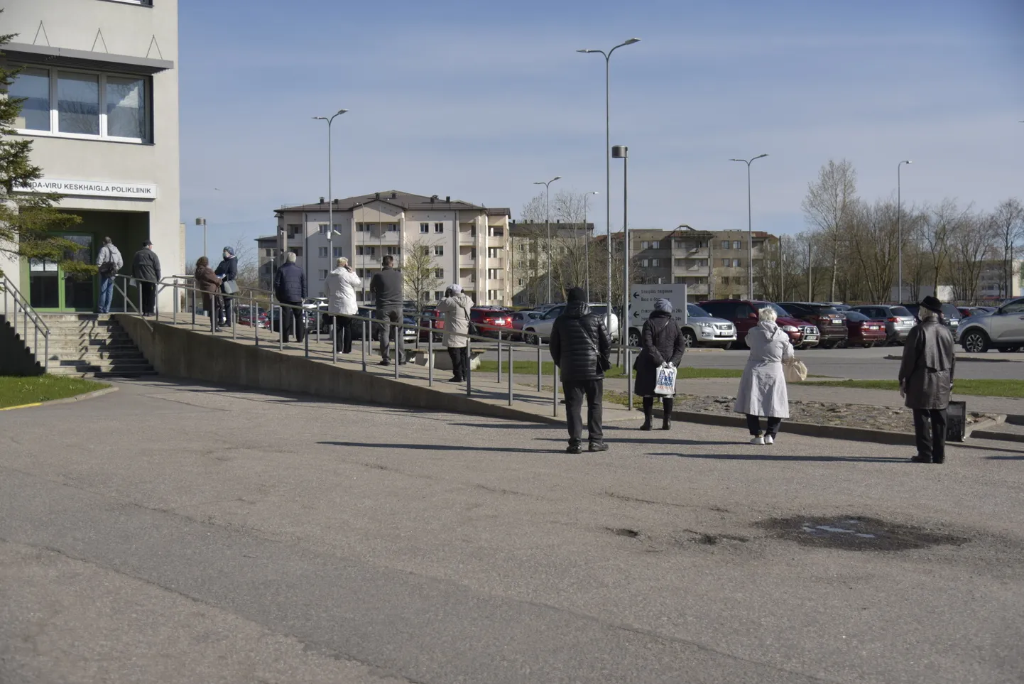 Поскольку количество мест в залах ожидания в центрах здоровья и поликлиниках ограничено для соблюдения правила "2+2", пациента пускают в здание не ранее чем за 15 минут до приема.