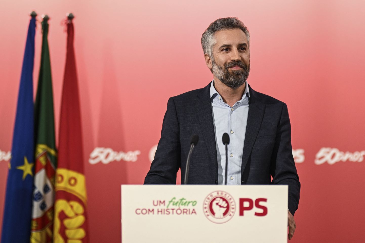 Portugali sotsialistide uus juht Pedro Nuno Santos peab partei peakontoris võidukõnet.