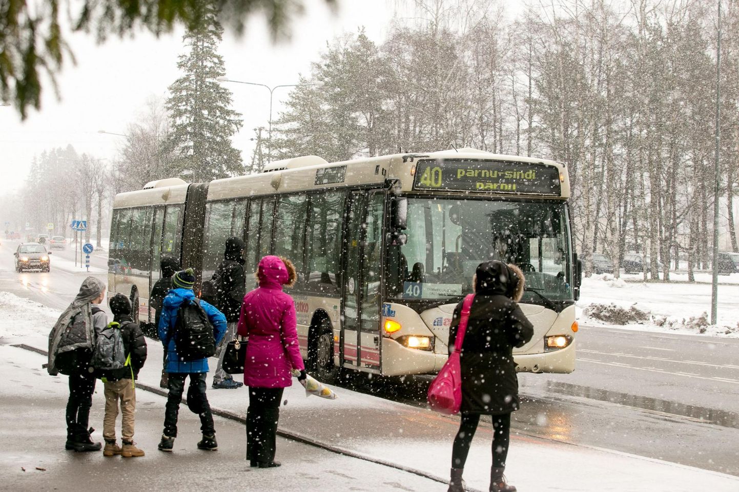 Pärnu Sindi Pärnu liinil sõitev buss number 40.