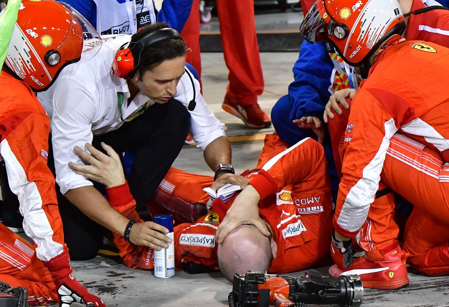 Kimi Räikköneni autolt karmi löögi saanud Ferrari mehaanik saab esmaabi.