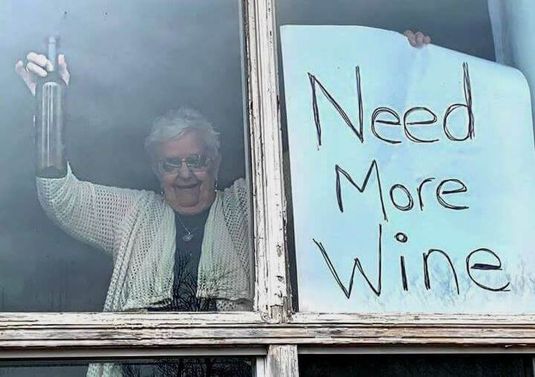 "Нужно больше вина!". Этот крик о помощи 82-летней канадки облетел Интернет