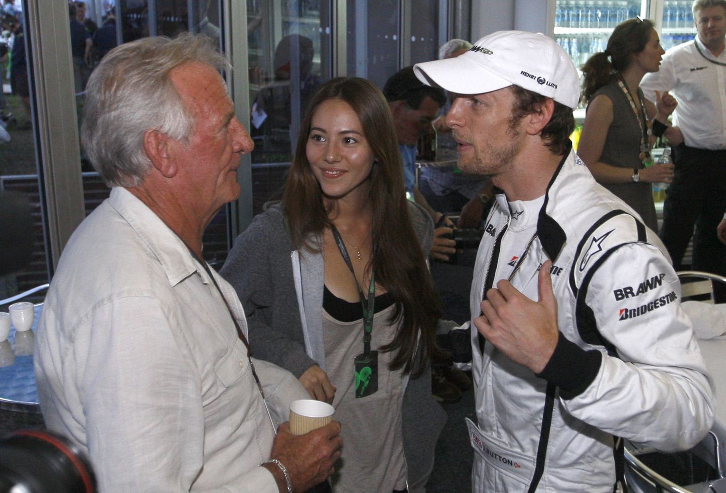 Jenson Button (paremal) koos isa John Buttoni ja tüdruksõbra Jessica Michibataga.
