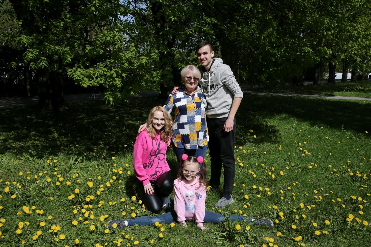 Olena Pepelzhy (vasakul) ütleb, et ainus inimene, kellest ta siin puudust tunneb, on ta mees Semen. Kõrval Olena ema Galyna Honcharenko, ees tütar Mariia ja paremal poeg Danilo.