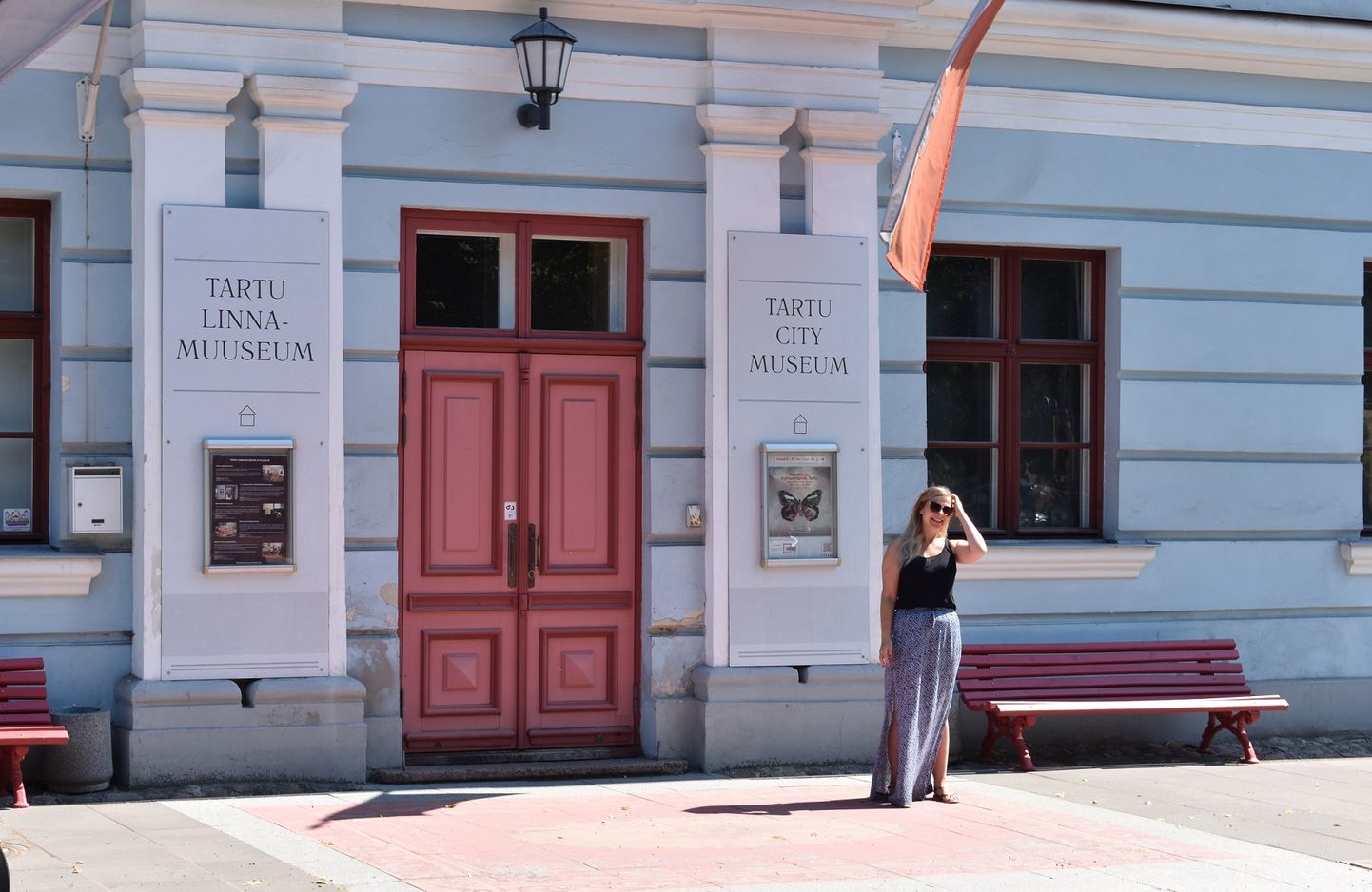 Nele Dresen Tartu linnamuuseumi ees.