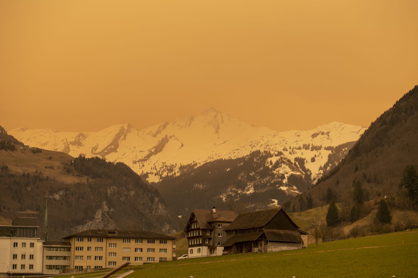 Пылевое облако накрыло Швейцарию в марте 2022 года.