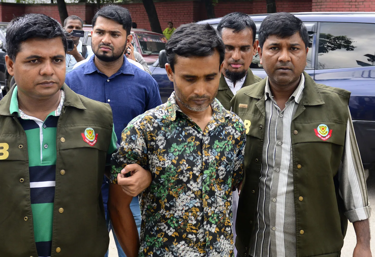 Bangladeshi politsei tapmises kahtlustatava mehega.