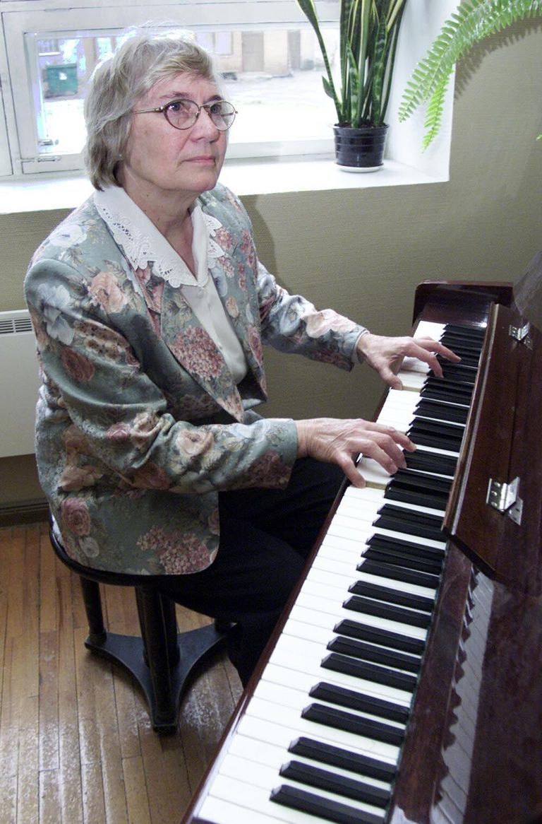 Evi Kõrre pälvib linna aumärgi teenete eest muusikapedagoogi, laulja ja lauluõpetajana.