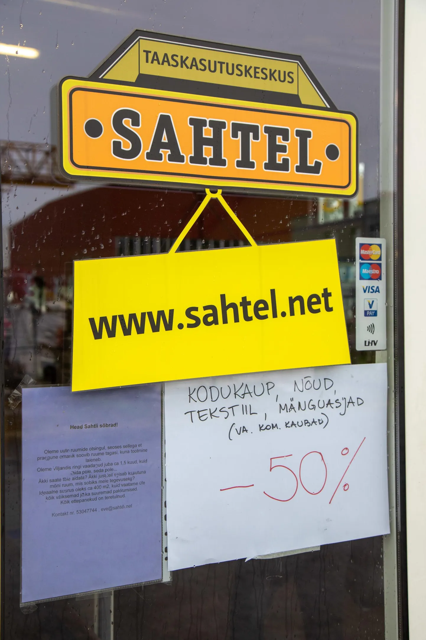 Reinu teel Sahtli uksel on silt, mis annab teada uute ruumide otsingutest.