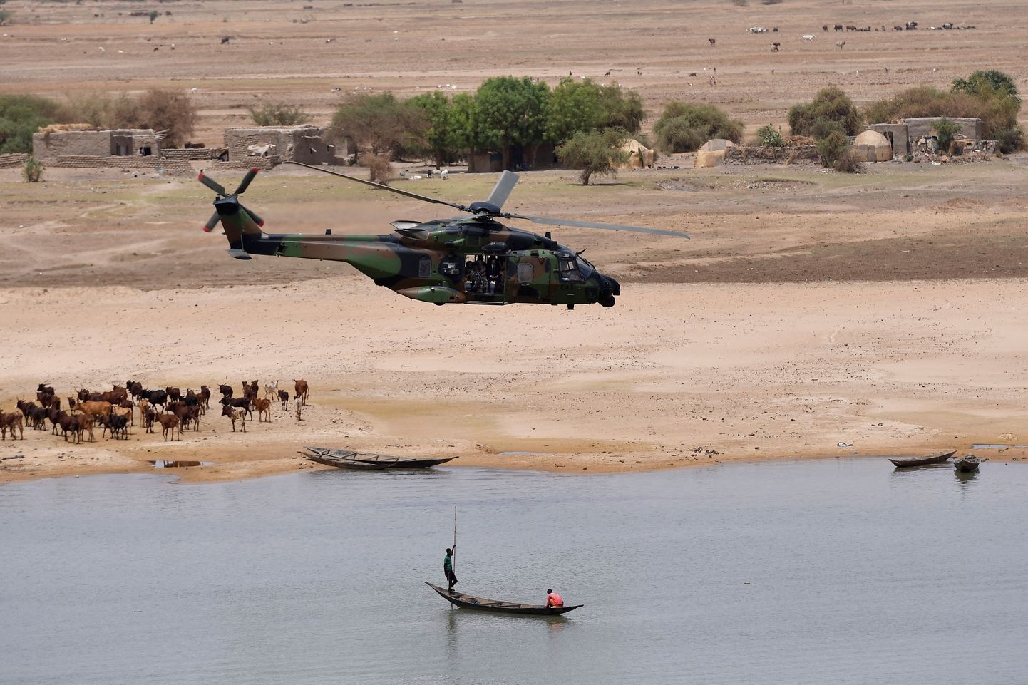 President Emmanuel Macroni kopter lendamas üle Gao piirkonna, kui riigipea külastas Prantsuse vägesid Mali põhjaosas.