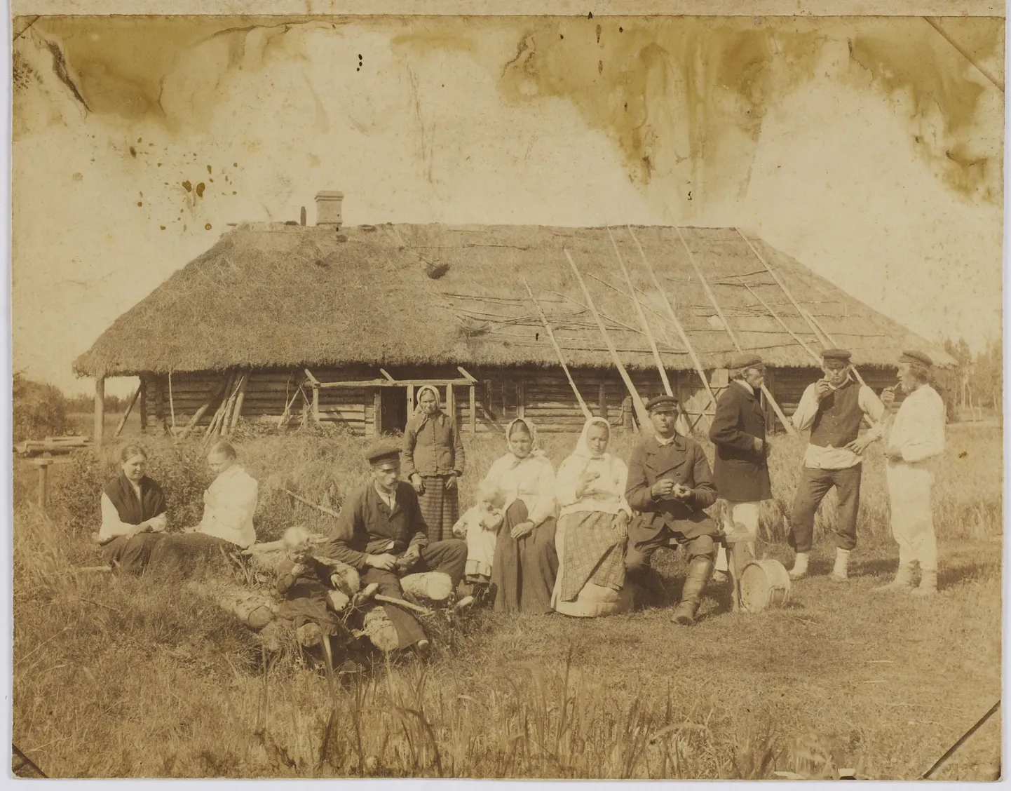 Randivälja küla Kuressaare talu peremees koos poegadega, 1887. Paremalt Tõnis Laas, Kaarel Laas, vanaperemees Kristjan Laas, noorperemees Jüri Laas, noorperenaine Kadri Laas, Maria Laas ja Jaan Laas («Vitsiku Vibu»).