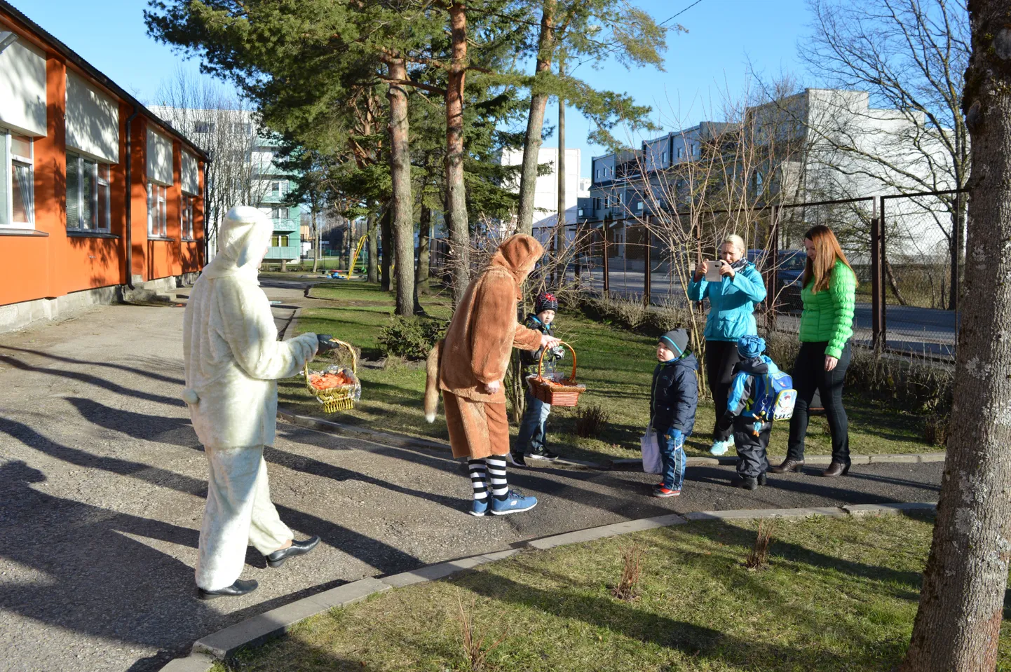 Pöialpoisi lasteaia lapsed kasvavad koos muinasjuttudega.