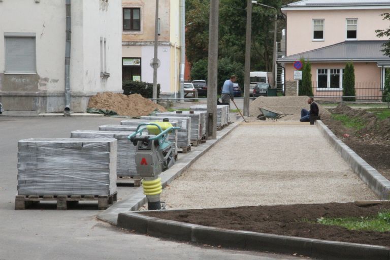 Проезжая часть и тротуар во дворе уже новые, теперь рабочие строят парковку.