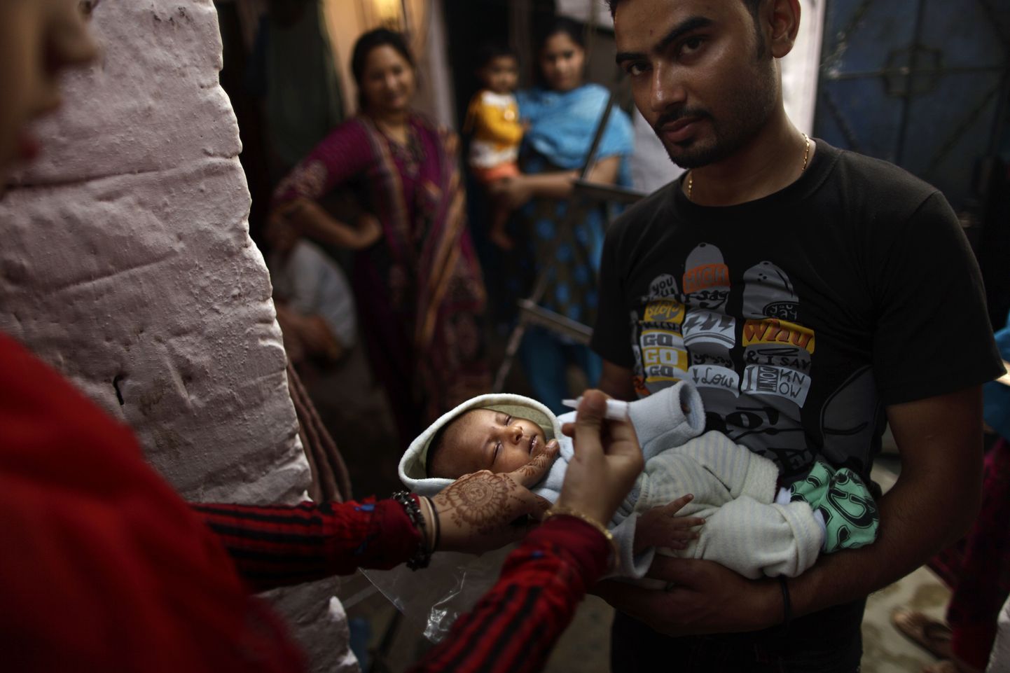 27-aastane Islamabadi elanik Imran Bhatti oma ühekuusele pojale lastehalvatuse vaktsiini saamas.