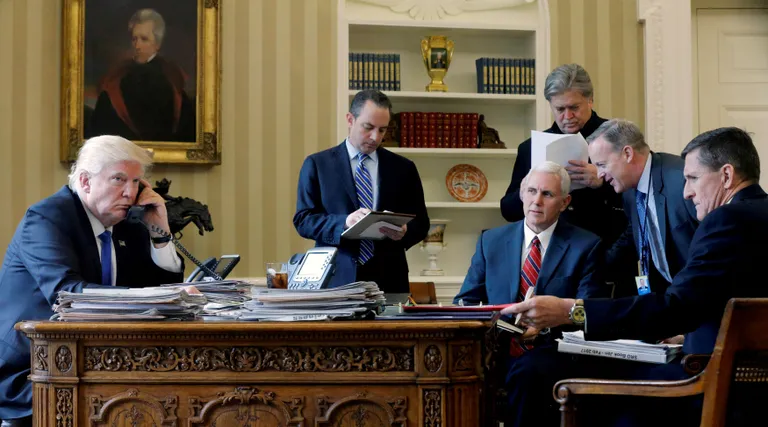USA president Donald Trump telefoni otsas Vene president Vladimir Putiniga, temaga koos ruumis personaliülem Reince Priebus, asepresident Mike Pence, peastrateeg Steve Bannon, kommunikatsioonijuht Sean Spicer ja toonane julgeolekunõunik Michael Flynn selle aasta jaanuaris Valge Maja Ovaalkabinetis. / Scanpix