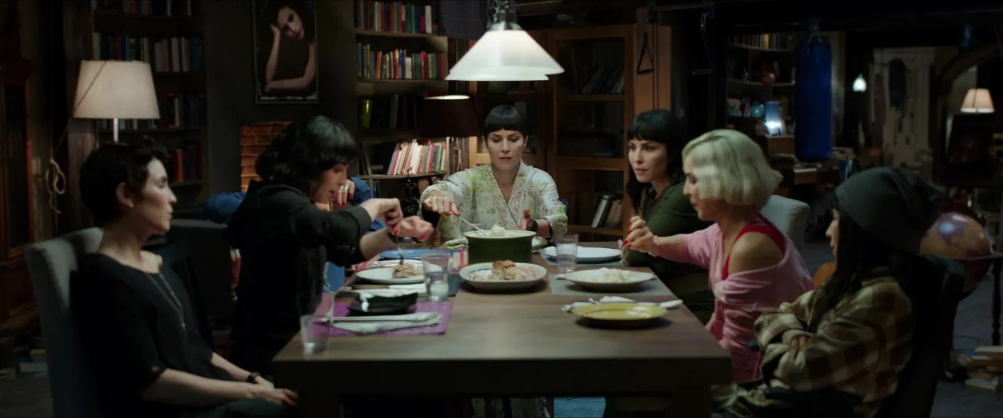 «Seitsme õe saladus»: Noomi Rapace, Noomi Rapace, Noomi Rapace, Noomi Rapace, Noomi Rapace ja Noomi Rapace. Seistmes õde on parasjagu kadunud.