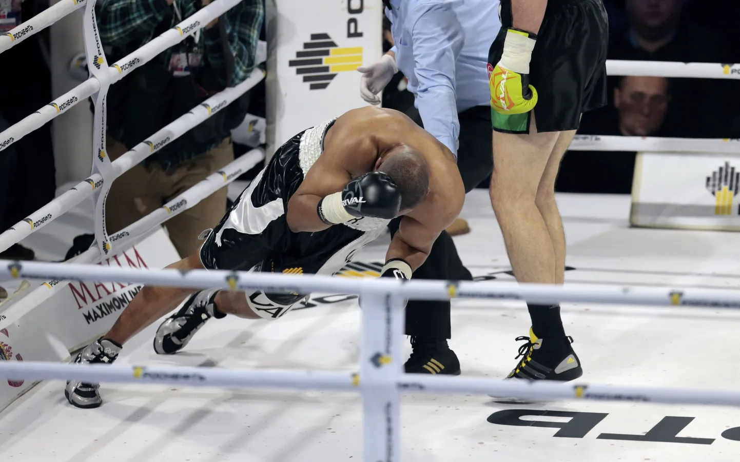 Nokauteeritud Roy Jones jr kukkumas.