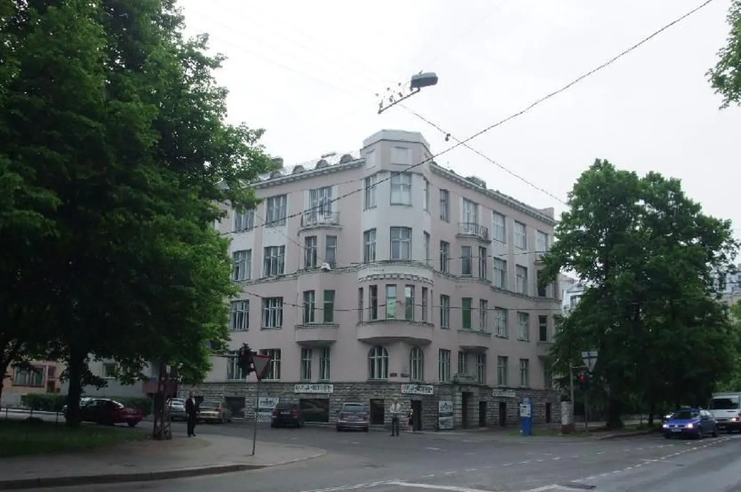 Karl Burmani projekteeritud maja Kreutzwaldi ja Raua tänava nurgal.