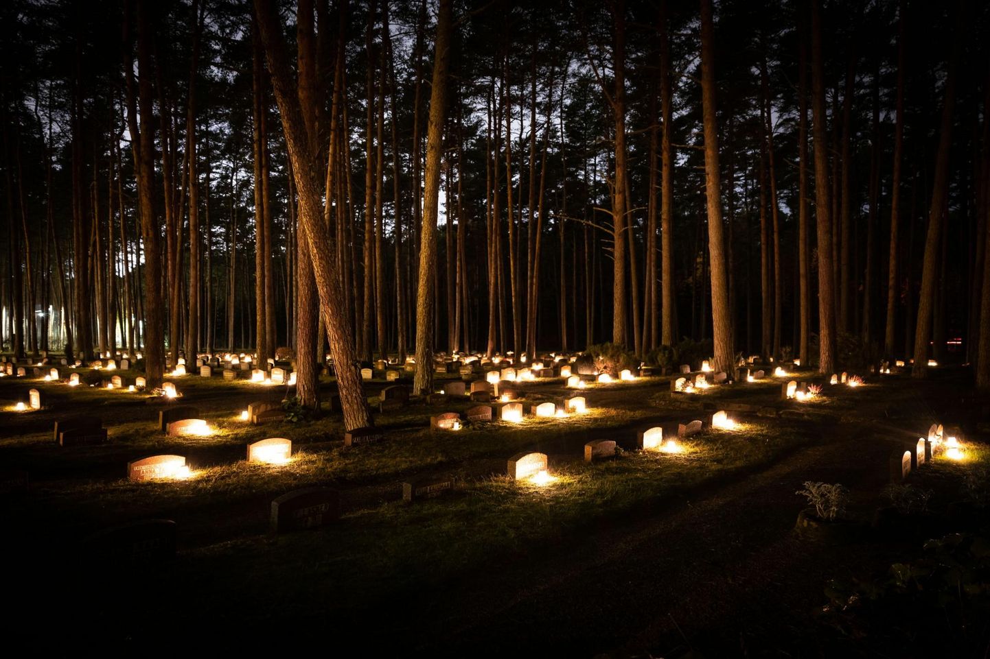 Hingedepäeval säravad kalmistud küünlameres.