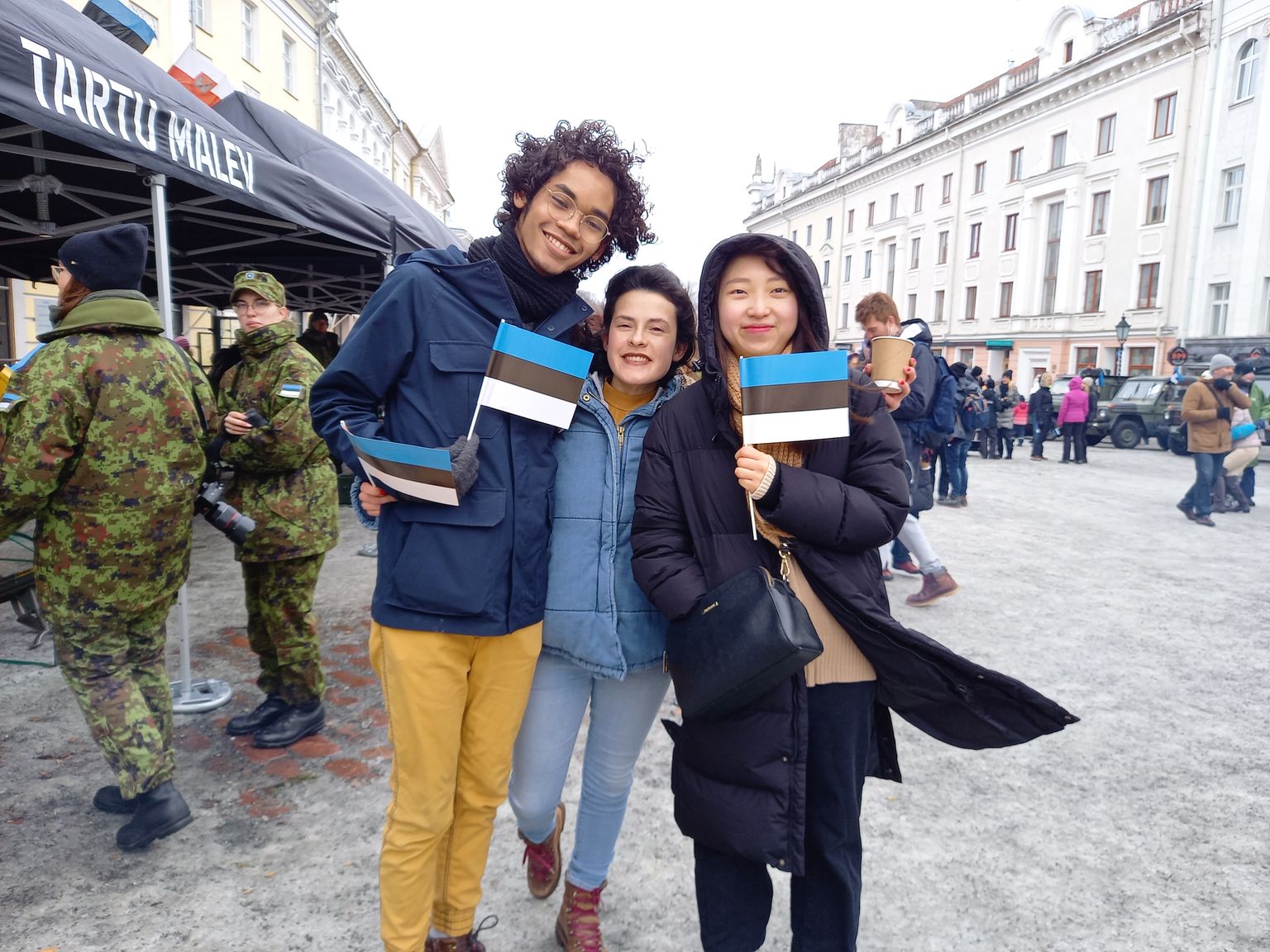 Tartus õppivad välistudengid Hazzar Reyes (vasakult), Denisse Avella ja Juyeon Seo tunnevad end Eestis turvaliselt.