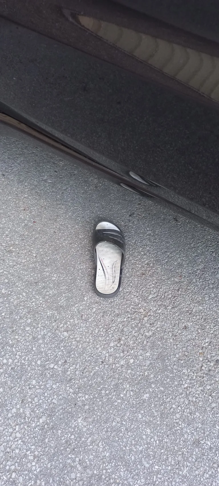 Auto ärandanud mees jättis endast maha vaid ühe plätu.
