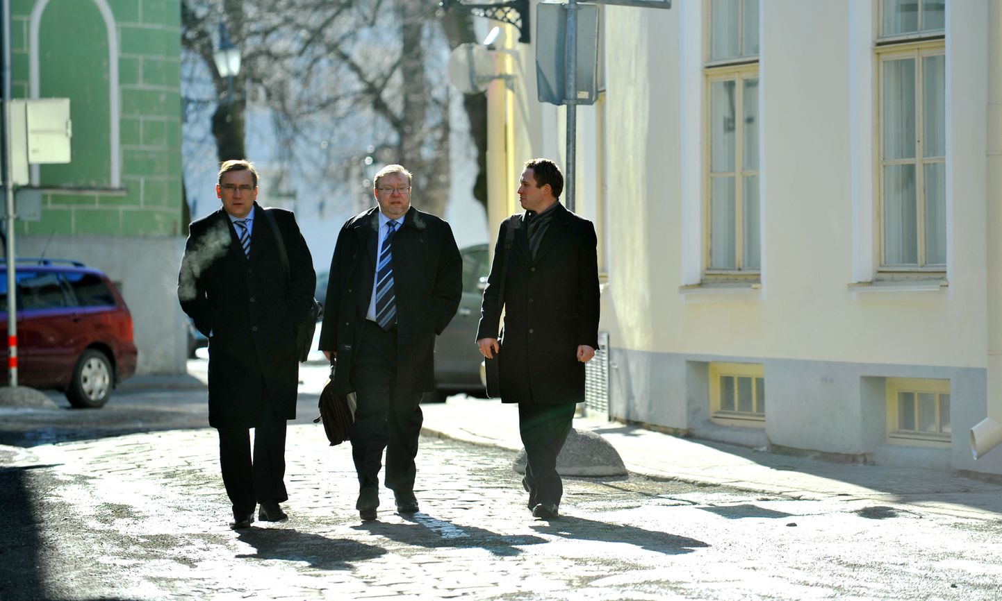 Juhan Parts, Mart Laar ja Margus Tsahkna teel Stenbocki majja läbirääkimistele teisipäeval, 15. märtsil.