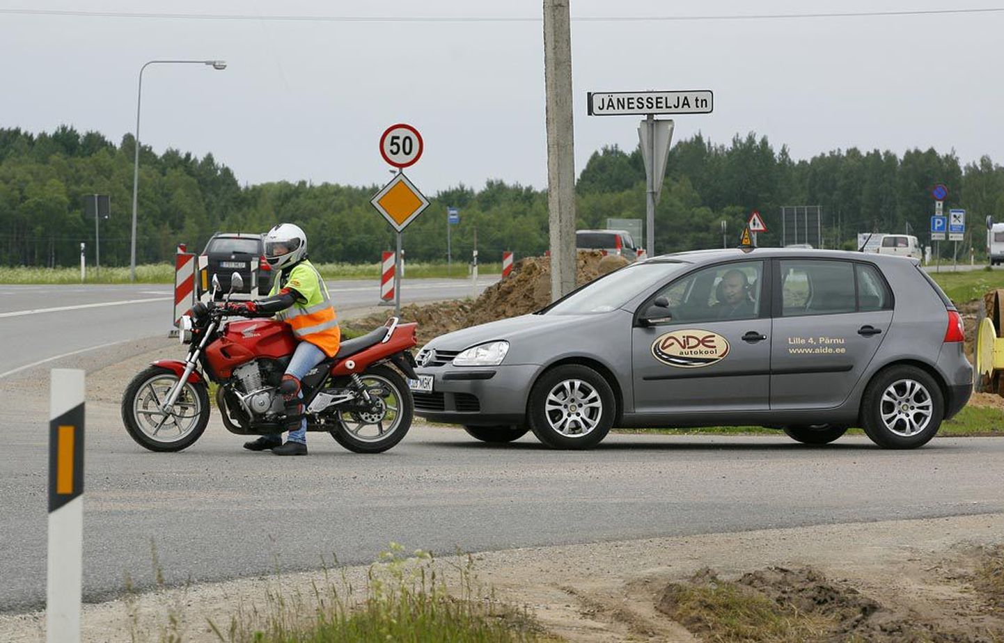 Sauga alevikus algas ringristmiku ehitamine Tallinna-Pärnu maanteel, et väljasõit Jänesselja poolt oleks ohutu.