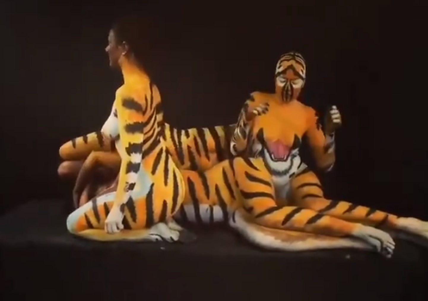 Naised lõid illusioonina tiigri.