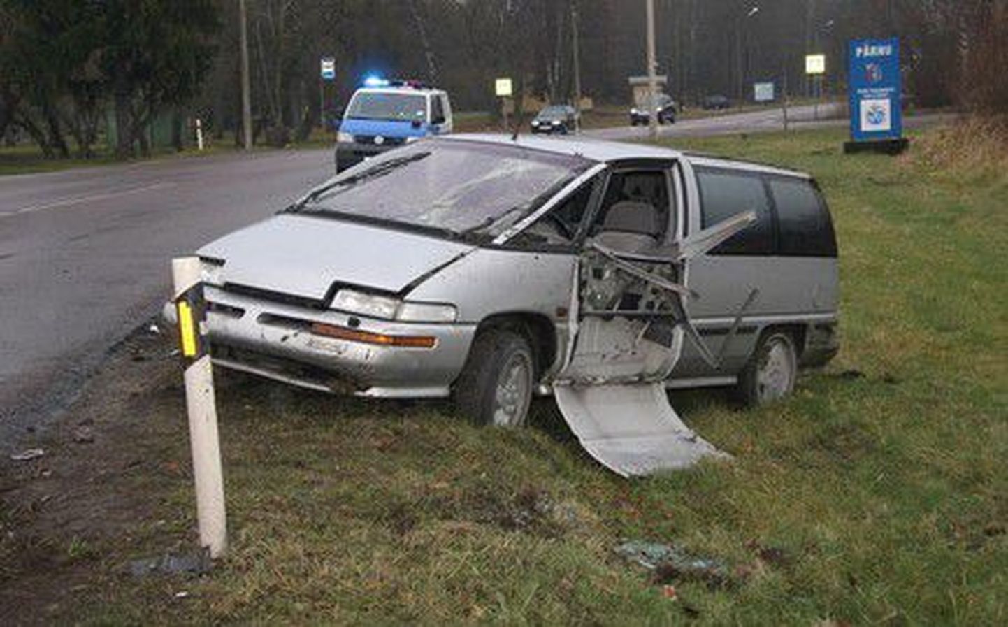 Pärnu piiril vajus parkimisel kraavi joobes juhi auto.
