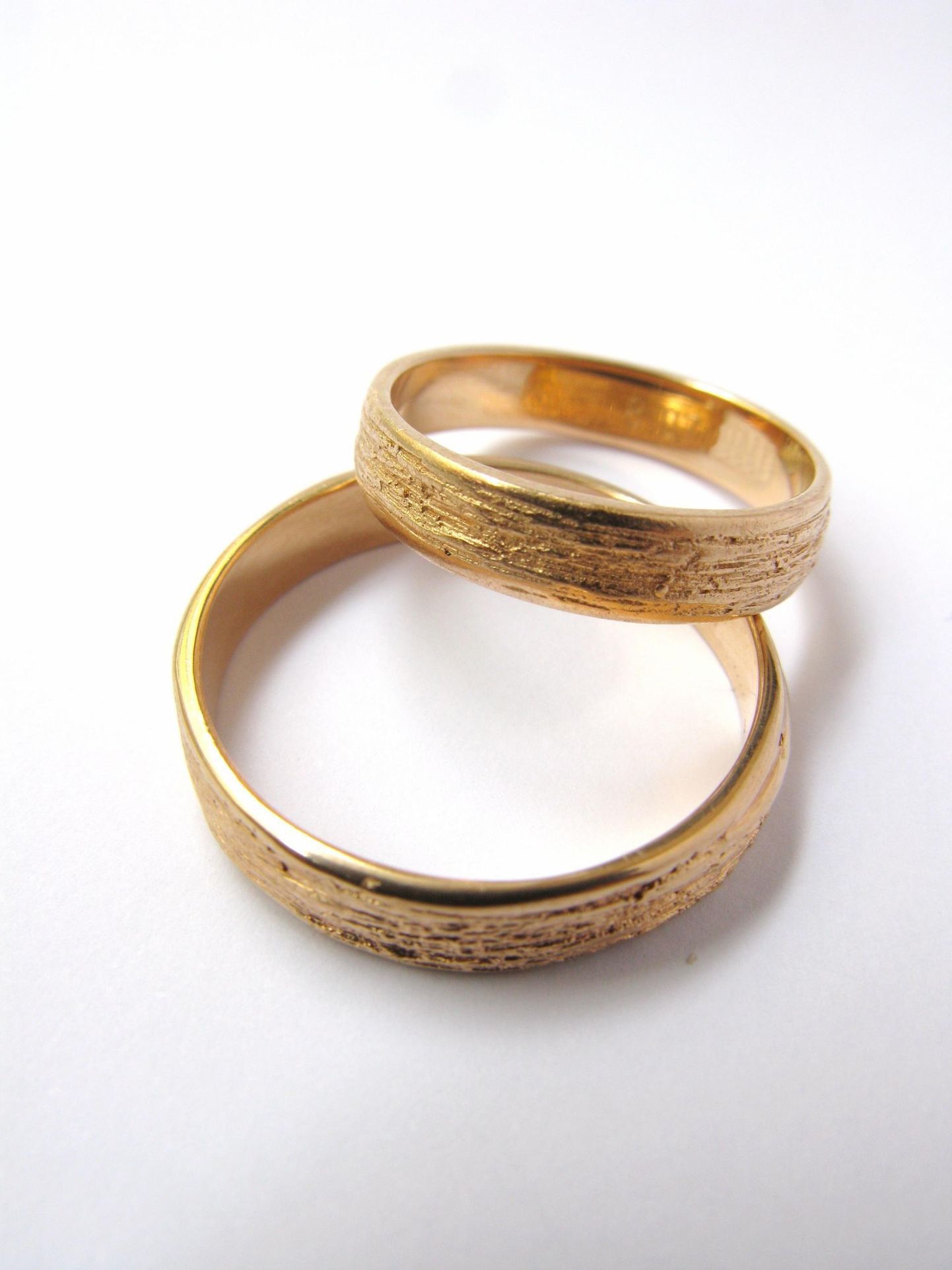 Kullast abielusõrmus on abielu sümbol. Foto on illustreeriv.