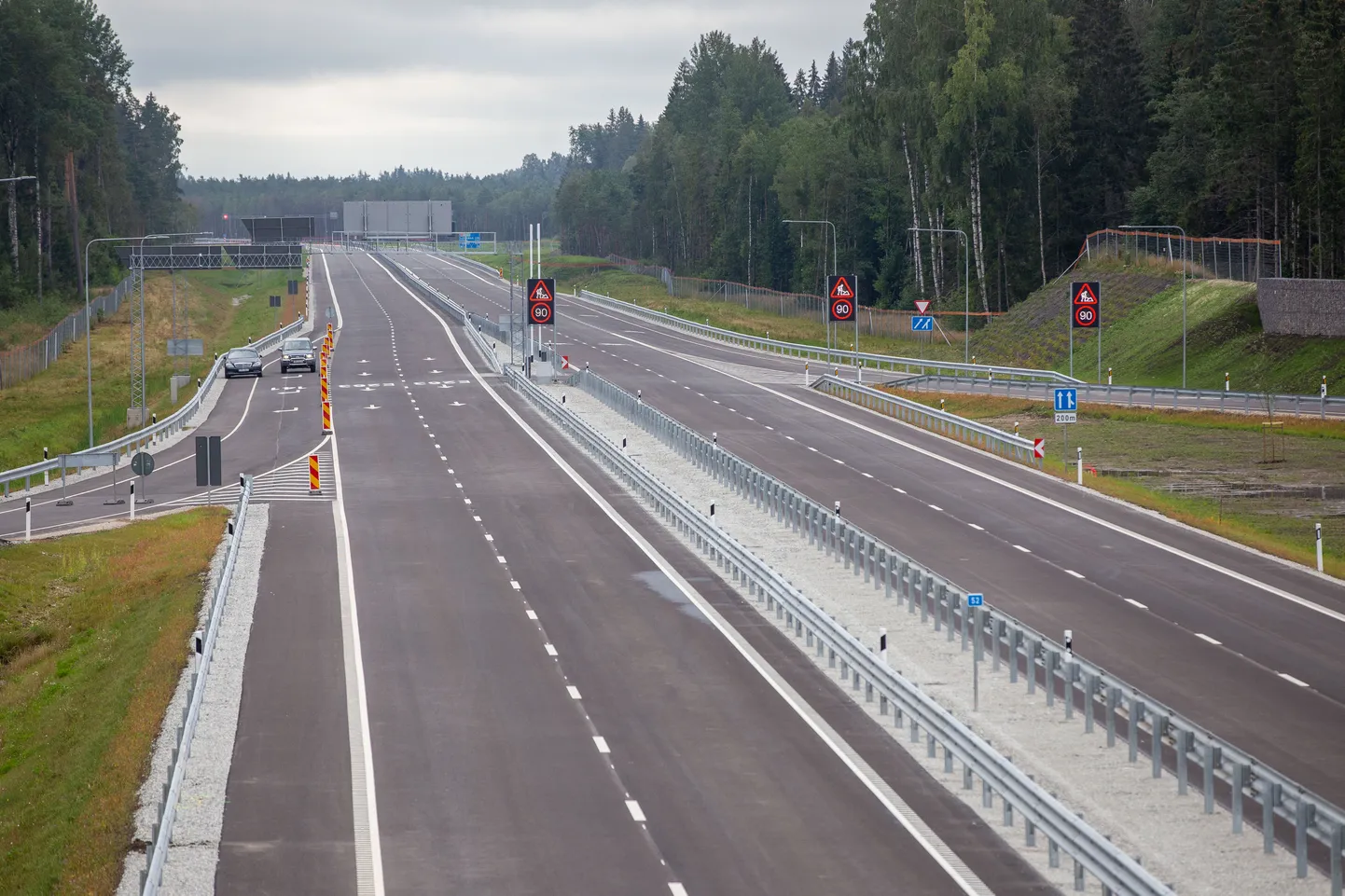 Teed jälgivad radarid annavad looma lähenedes muutteabega märkidega autojuhttidele vastava hoiatuse ja kohustavad piirkiirust vähendama