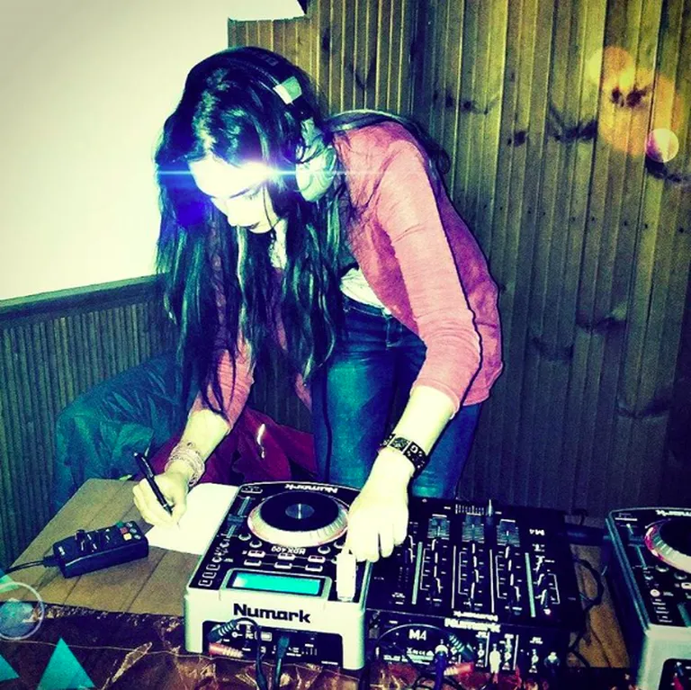 Helen katsetamas DJ-ametit