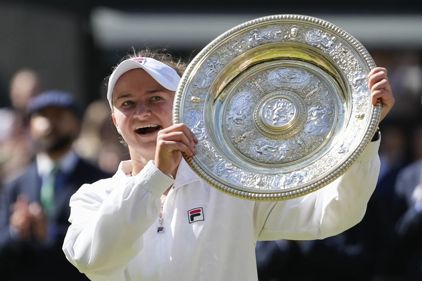 Barbora Krejcikova Wimbledoni võidutrofeega.