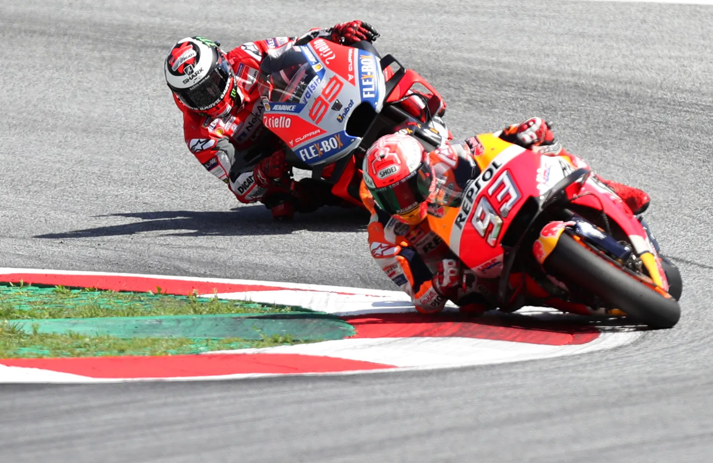 Hispaanlased Jorge Lorenzo (number 99) ja Marc Marquez esikoha nimel heitlemas.
