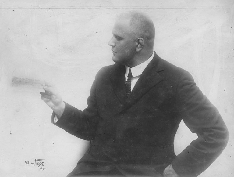 Sporditurundus 20. sajandi alguse moodi: Aberg hoiab käes tšekki 20 000 dollarile, mida pakub maailmameister Frank Gotchile, et viimane nõustuks temaga maadlema (u 1913).