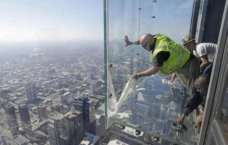 Ehitajad kontrollimas Chicago Willis Toweri vaateplatvormi