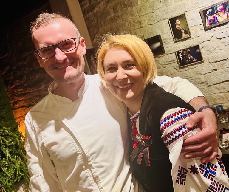 Инна Гордиенко и ее знакомый, украинец Тарас, один из основателей и собственников раменного ресторана в Таллинне.