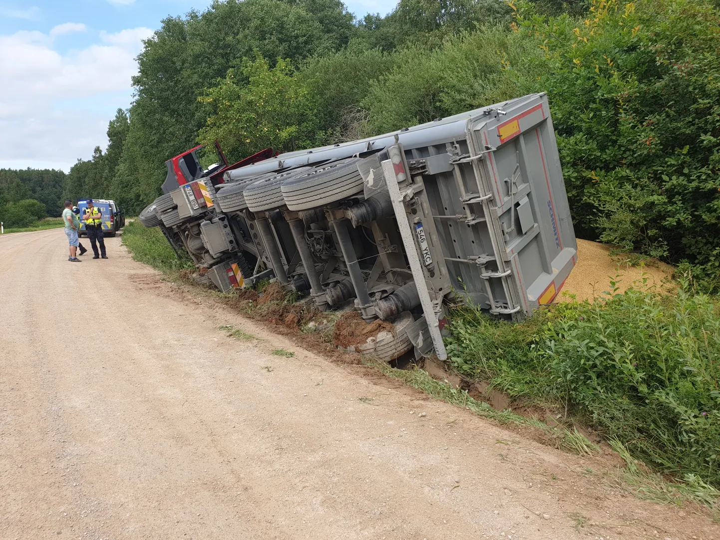 Kolga külas vajus veoauto kraavi.