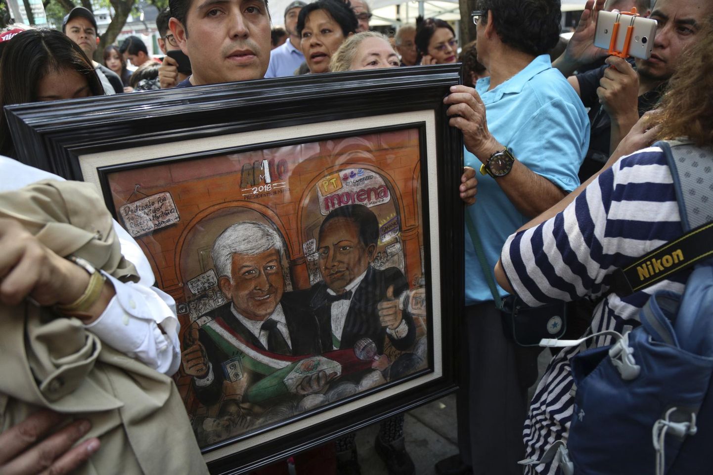 Mehhiko tulevasele presidendile Andrés Manuel López Obradorile, kes astub ametisse tänavu 1. detsembril, avaldatakse toetust ka kunstiteostes. Roberto Montanez maalis ühele pildile Amlo ja Mehhiko patriotismi sümboli Benito Juáreze, kes oli riigipea aastatel 1858–1872.