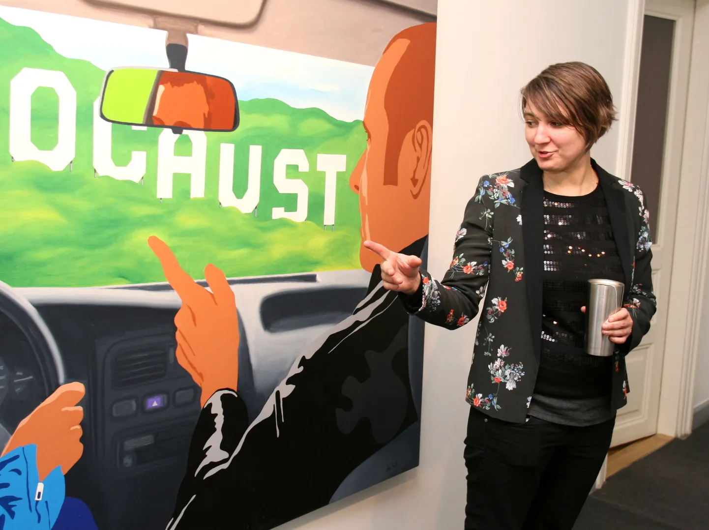 Tartu Kunstimuuseumi direktor Rael Artel näitust tutvustamas.