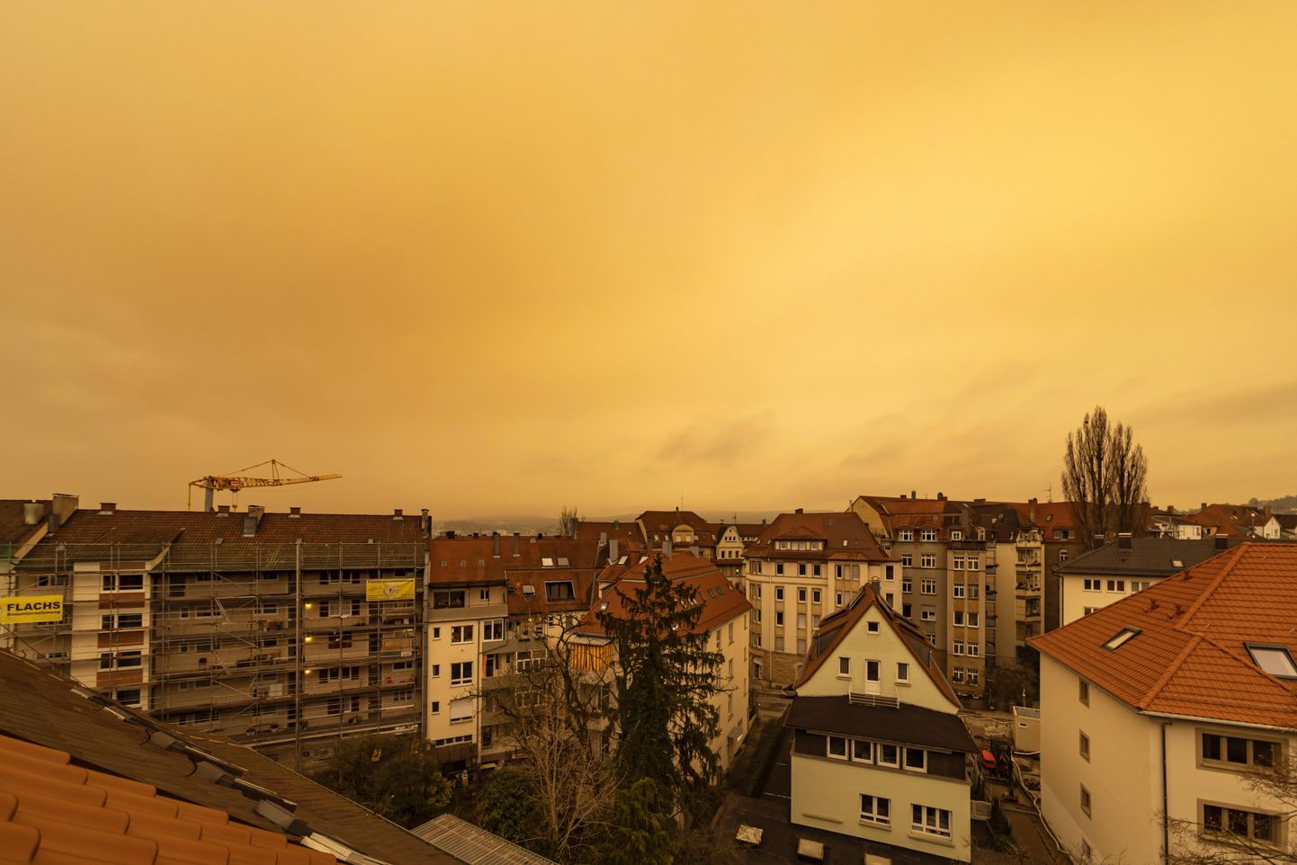 Sahara tolmu tõttu kollakaks värvunud taevas Stuttgartis.