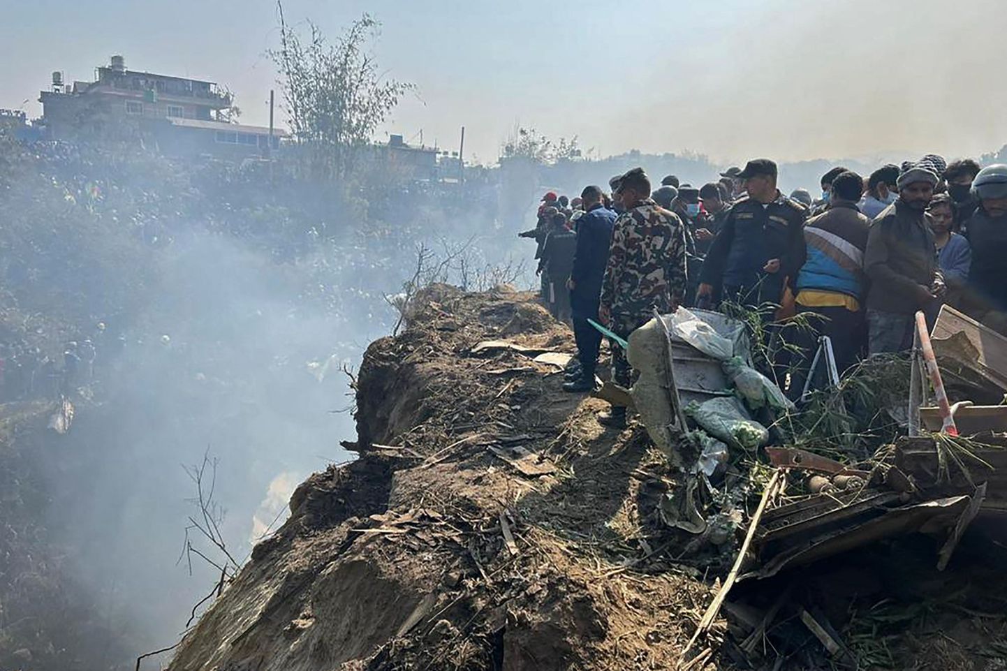 Nepali päästetöötajad ja kohalikud elanikud lennuõnnetuse paigas.