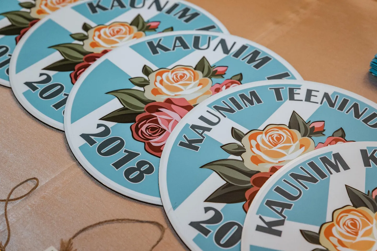 Konkursi “Kaunis kodu” märgised.