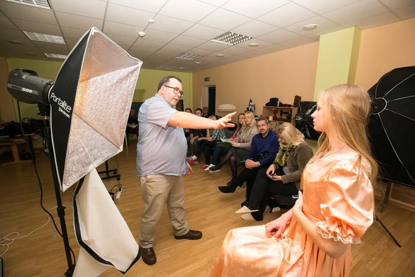 Fotokunstiringi juhendaja Andrus Kopliste selgitab täpselt, kuidas fotostuudios paika sättida valgus, seadistada fototehnika ning mis kõige tähtsam – modelliga peab hea koostöö olema. Üleval mõned pildid kolmapäevasest fotosessioonist.