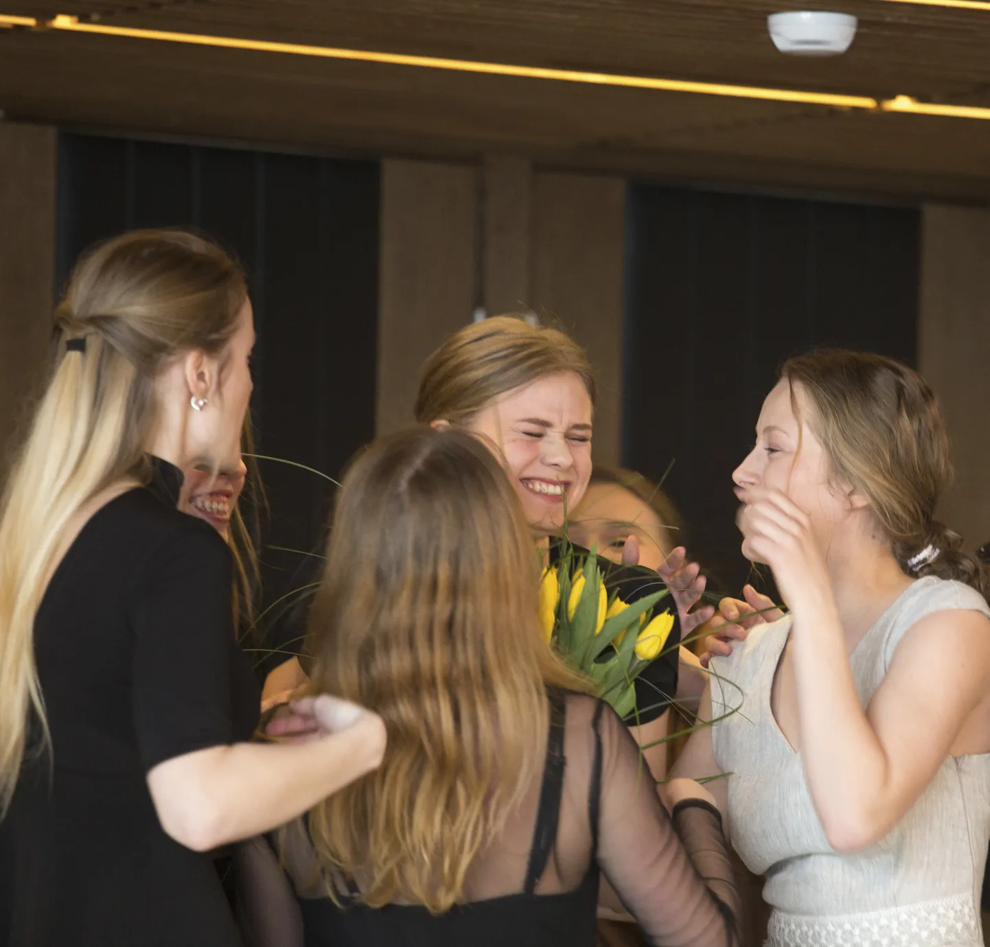 Kursusekaaslaste õnnitlusi vastu võttev Karolin Jürise sai stipendiumi kätte Ugala teatris, mis on talle juba tuttav koht. Jürise oli laval tantsulis-visuaallavastuses «Primavera Paunveres» ning «Lumekuningannas» oli tema kanda Gerda roll.