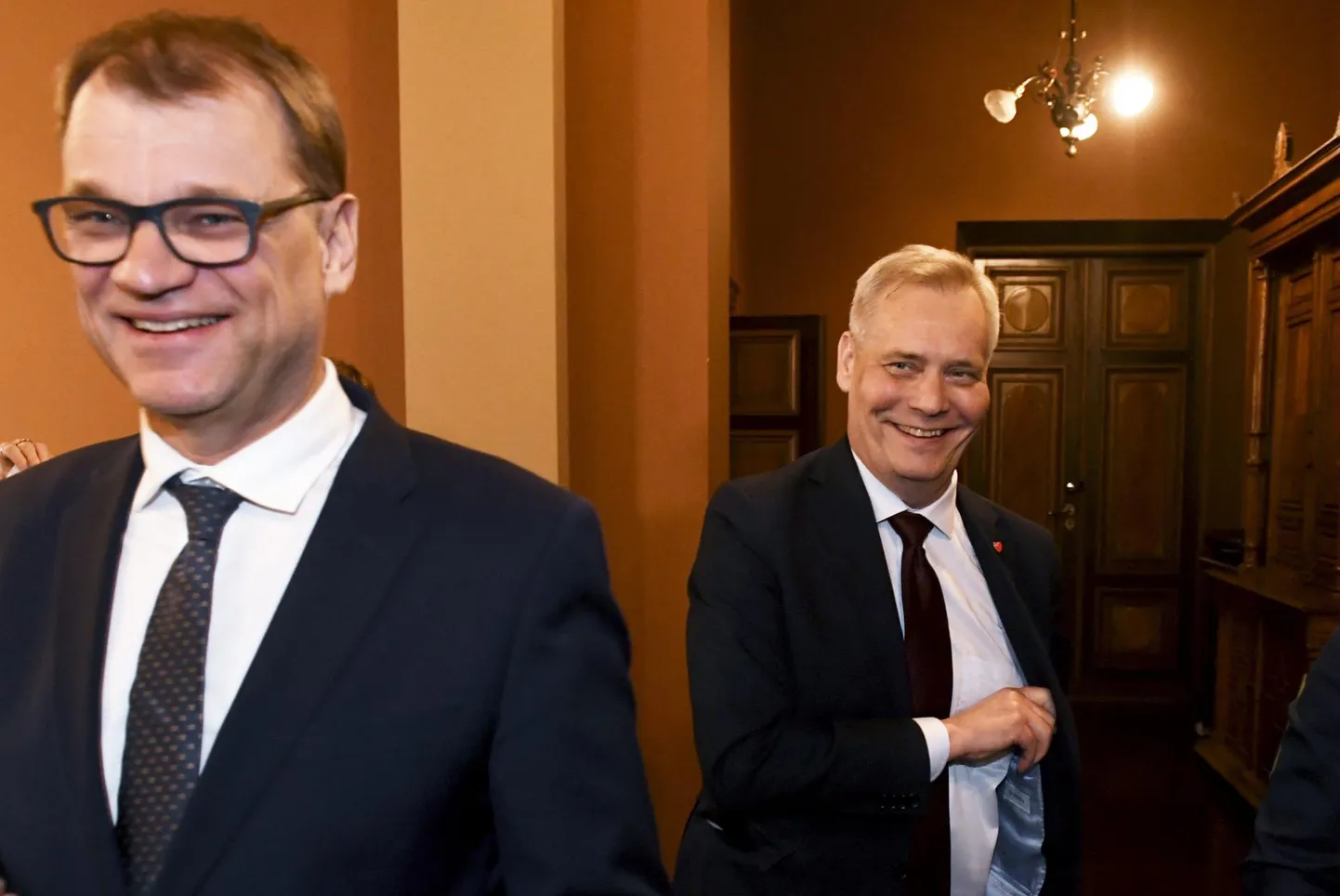 Peaministrikohta sihtiv sotsiaaldemokraatide juht Antti Rinne (paremal) ning praegune peaministri kohusetäitja, Keskerakonna liider Juha Sipilä üleeile Helsingis ajakirjanike ees.