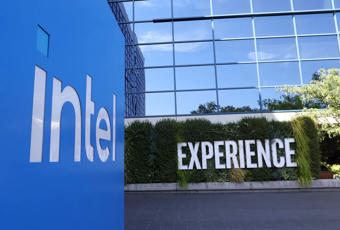 Intel ei suutnud äri kasvama saada, seetõttu jätab investorid dividendita ja alustab massikoondamistega