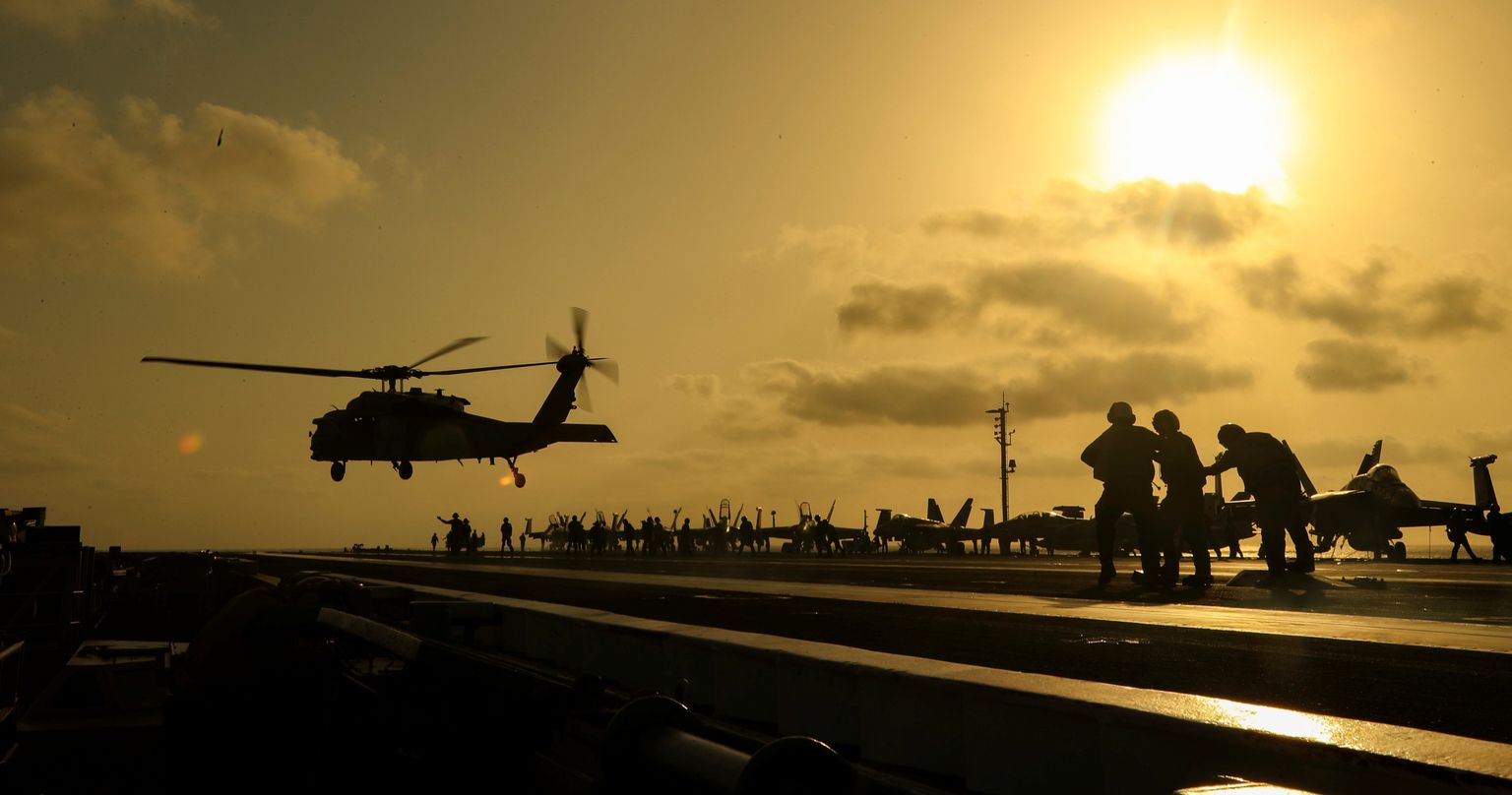 Kopter MH-60S Sea Hawk õhkutõusmisel USS Abraham Lincoln pardalt. Foto on illustratiivne.