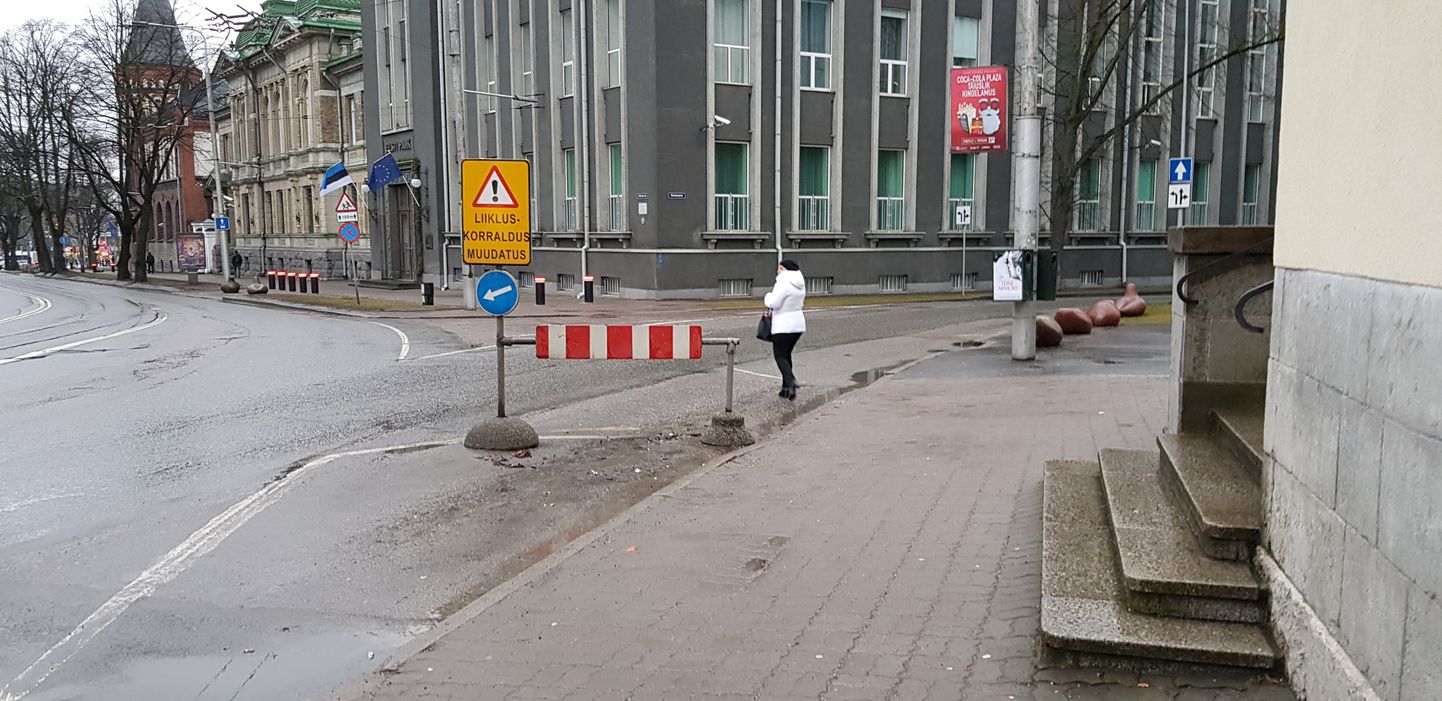 На перекрестке Эстония пуйестеэ и улицы Кентманни велосипедист оказывается в ловушке.
