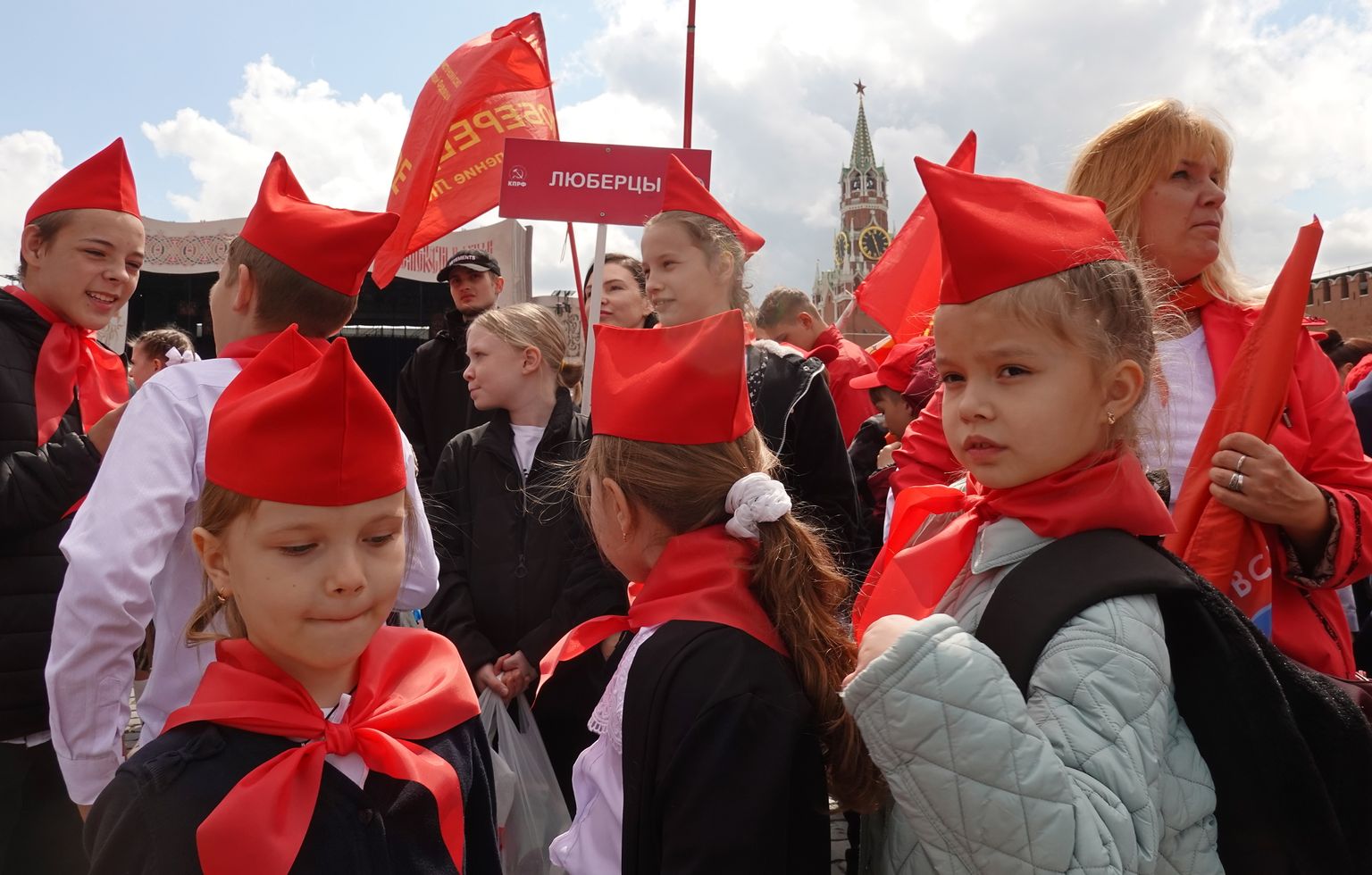 Vene koolilapsed 21. mail Moskvas Punasel väljakul kommunistliku partei korraldatud pioneeriüritusel.